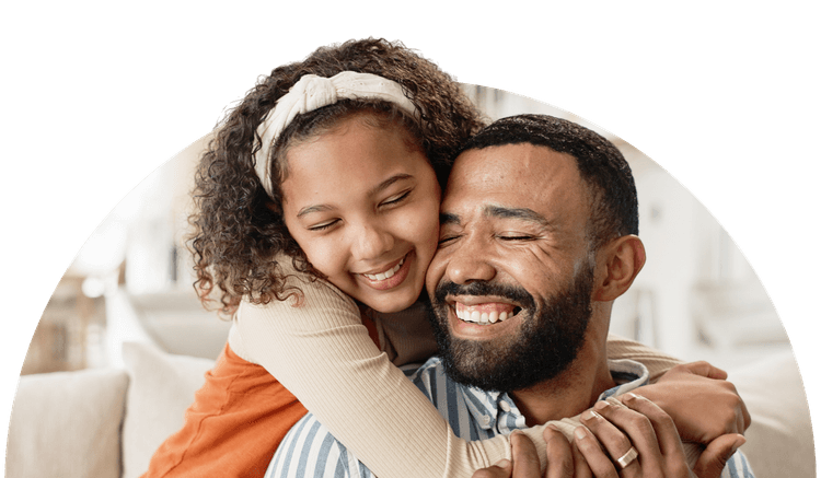 Pai e filha se abraçando